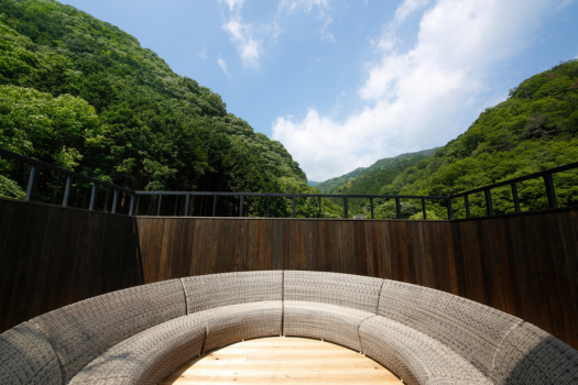【星見テラス】四方を壁に囲まれ、空を見上げるためだけの場所。天気の良い日にはぜひ星空ウォッチングを。
