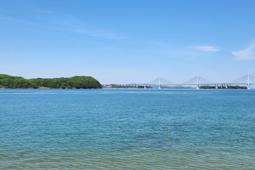 本島から望む瀬戸内海の風景