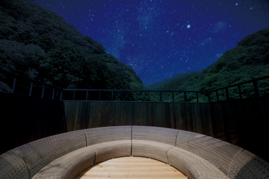 【星見テラス】四方を壁に囲まれ、空を見上げるためだけの場所。天気の良い日にはぜひ星空ウォッチングを。