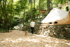 木のチップを敷き詰めたドッグラン。里山の自然に寛ぐ愛犬との休日をお過ごしください。