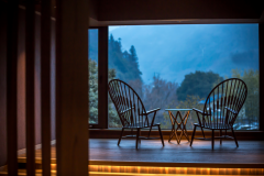 自然に包まれながら静かな時を過ごす「展望ホワイエ」