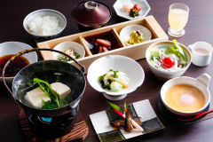 朝の陽ざしを浴びながら里山の恵みを味わえる和朝食（イメージ）