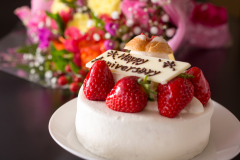 ケーキとブーケで心に残る記念日に（写真はイメージです）