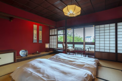 ２階の10畳のお部屋　最大で６セットのお布団を引く事が可能ですが、4セットくらいが丁度良いです。隣の部屋に襖こし、4.5畳、６畳間があります。６畳間にお布団2セット、10畳間にお布団4セットを引く事も可能です。低反発マットレスとなります。