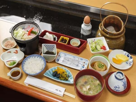 【朝食の一例】根菜と鶏肉が豊富に入った鹿児島名物"さつま汁"付き和食メニューです