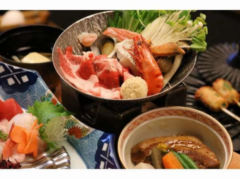 【基本会席の一例】調理長自慢の郷土料理が並びます。目の前で揚げるあつあつのさつま揚げは絶品です。温泉が流れる温泉卓でお愉しみください。