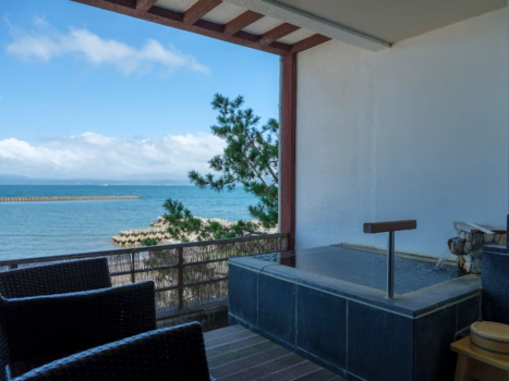 ＜露天風呂付＞２階　海側畳5帖+ツインベッド+まどろみリビング　露天風呂から錦江湾が望めます。