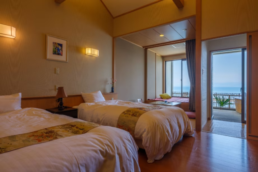 ＜露天風呂付　６階　2.5帖のプチ和室+まどろみリビング＞　ツインベッドです。