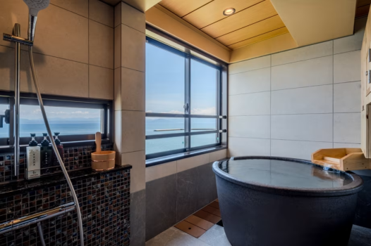 【半露天風呂付き洋室 ～汀乃音～】浴室 ※窓の形状が少々異なる場合がございます