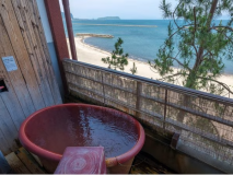 ＜３階10帖　露天風呂付き和室＞　陶器の露天風呂