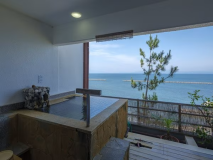 ＜４階露天風呂付き和洋室＞※和室4.5帖　露天風呂から錦江湾が望めます。