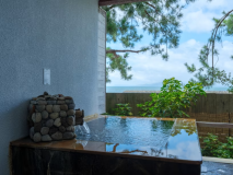 ＜温泉水プール＆露天風呂付き＞海側１階和室10帖。露天風呂は、源泉かけ流しです。