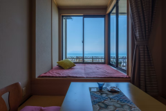 ＜露天風呂付　６階　2.5帖のプチ和室+まどろみリビング＞　和室から錦江湾や大隅半島が望めます。