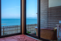 ＜露天風呂付　６階　2.5帖のプチ和室+まどろみリビング＞まどろみと陶器の露天風呂