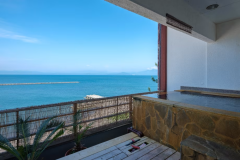 ＜４階露天風呂付き和洋室＞　露天風呂（一例）岩風呂タイプです。錦江湾と大隅半島を眺めることができます。