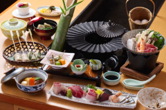 【基本会席の一例】調理長自慢の郷土料理が並びます。目の前で揚げるあつあつのさつま揚げは絶品です。温泉が流れる温泉卓でお愉しみください。