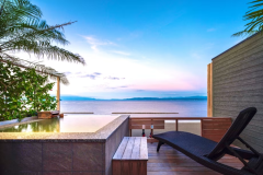 【雲上貸切露天風呂】海と一体化した感覚を覚えるインフィニティ露天風呂を50分間貸し切り。チェックイン以降の予約制です(有料)。