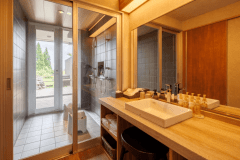 1階69㎡　露天風呂付き洋室　洗面台＆シャワー室