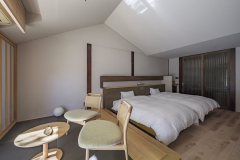 《露天風呂付き和洋室Aタイプ》椅子テーブルの3点セットが窓際にある部屋もあります 《露天風呂付き和洋室Aタイプ》椅子テーブルの3点セットが窓際にある部屋もあります