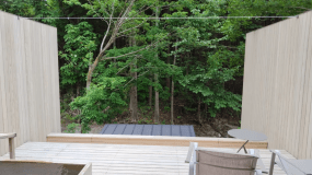 《露天風呂付き和洋室Bタイプ》季節によっては露天風呂から緑の木々がのぞめます