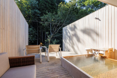 《露天風呂付き和洋室Bタイプ》季節によっては露天風呂から緑の木々がのぞめます 《露天風呂付き和洋室Bタイプ》季節によっては露天風呂から緑の木々がのぞめます