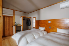 《露天風呂付き和洋室Cタイプ》ベッドはツインです。ベッド回りに段差がございます。3人目、4人目の方は布団を準備します。 《露天風呂付き和洋室Cタイプ》ベッドはツインです。ベッド回りに段差がございます。3人目、4人目の方は布団を準備します。