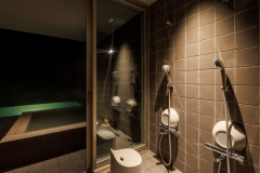 《温泉水プール&露天風呂付き洋室(ツインorトリプル)》シャワールームからデッキへ出られます 《温泉水プール&露天風呂付き洋室(ツインorトリプル)》シャワールームからデッキへ出られます