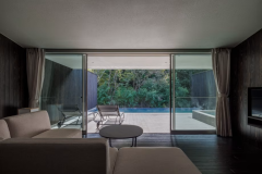 棚田の離れの部屋からデッキの景色。デッキには露天風呂と温泉水プール。その先には小田川と緑の木々。 棚田の離れの部屋からデッキの景色。デッキには露天風呂と温泉水プール。その先には小田川と緑の木々。