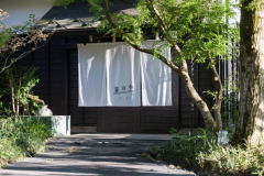 新緑の季節、藤のや玄関。爽やかな風を感じます。