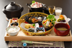 《ご朝食》色とりどりの籠膳と熊本県産ポーク小鍋付き (一例) 《ご朝食》色とりどりの籠膳と熊本県産ポーク小鍋付き (一例)