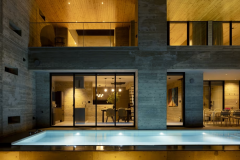 ｜外観｜夜になるとプールがライトアップし幻想的な世界が広がる。