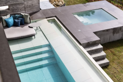 ｜POOL｜ミニマルな空間美とインフィニティプールとサウナプールが生み出す非日常。