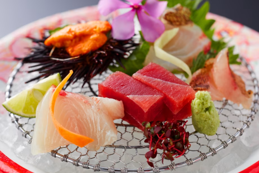 周りを海に囲まれた淡路島ならではの新鮮な海の幸のお造り(料理一例/イメージ)