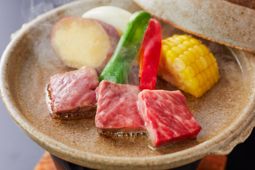 風味豊かな淡路牛を淡路玉ねぎほか彩り野菜とともに陶板焼で(料理一例/イメージ)