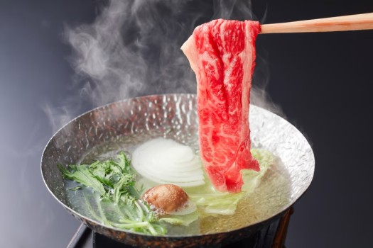 鮮やかな霜降りの淡路牛はお湯にさっとくぐらせてしゃぶしゃぶに(料理一例/イメージ)