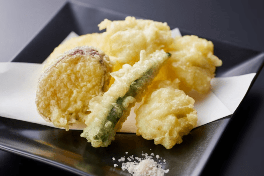 「淡路鱧の天麩羅」はふわふわの鱧の身とサクラクの衣が相性抜群の一品(料理一例/イメージ)