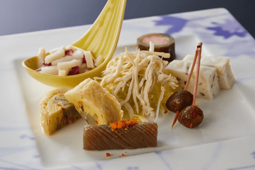 島の豊かな食材を使って料理長が腕を振るった料理の数々を堪能(料理イメージ)