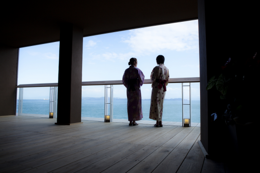 ≪NAGISAテラス≫目に飛び込むのは一面の海と空のダイナミズム