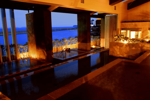 【海辺の湯巡り】海辺の回廊を渡ってホテルニューアワジの「淡路棚田の湯」もご利用いただけます