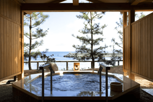 【海辺の湯巡り】海辺の回廊を渡ってホテルニューアワジの「くにうみの湯」もご利用いただけます