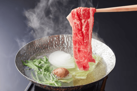 きめ細かい肉質に上質なサシが入った淡路牛をしゃぶしゃぶで。風味豊かな味わいが口の中に広がります(料理イメージ)