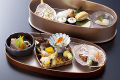 量を控えめにして、美味しいものを少しずつ盛り付けた彩り豊かな「はなごよみ御膳」(画像は料理イメージとなります)