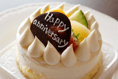 お祝いのご旅行に花季からアニバーサリーケーキ＆ミニブーケをプレゼント♪