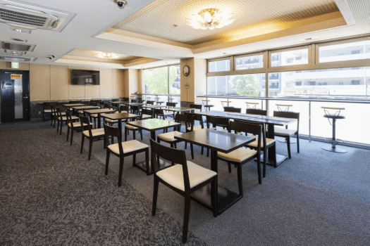 朝食会場／チェックイン後はワーキングスペースとしても利用OK