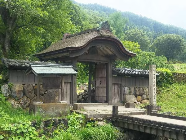 一乗谷朝倉氏遺跡は車で約20分。国の重要文化財に指定されている城下町跡です。