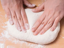 こねてこねてこねて♪心を込めてパン焼き体験