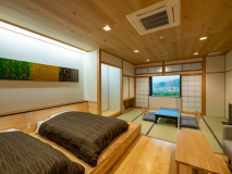 【くつろぎの和洋室】 ゆったりリビングスペースに、広々としたベッドもございます。ゆったりとしたリビングスペースに、広々としたベッド。
窓の外には河和田ののんびりした景色を望む心地よい空間です。（2室）