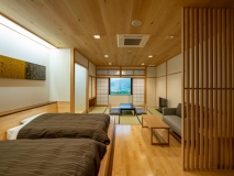 【くつろぎの和洋室】 ゆったりとしたリビングスペースに、広々としたベッド。
窓の外には河和田ののんびりした景色を望む心地よい空間です。（2室）