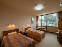 16.5平米　（3室）
ゆったりと空間をとった基本の洋室です。エキストラベッド（補助ベッド）ご利用で3名様までご利用頂けます。