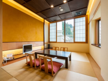 8畳タイプ　（5室）
​リニューアルした、和モダンなインテリアが人気の和室です。